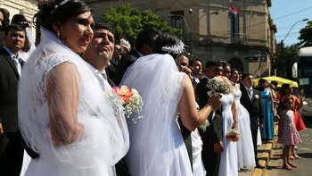 Las parejas en la puerta