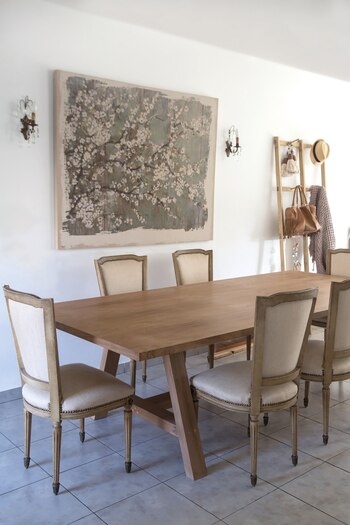 Sillas retapizadas en tonos tierra.