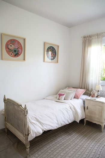 Cuarto de nena con muebles