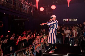 En bata, Alex brindó un