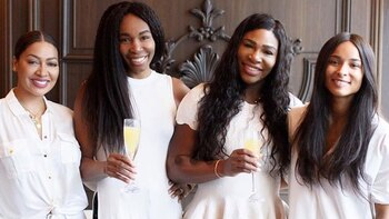 Serena junto a sus damas