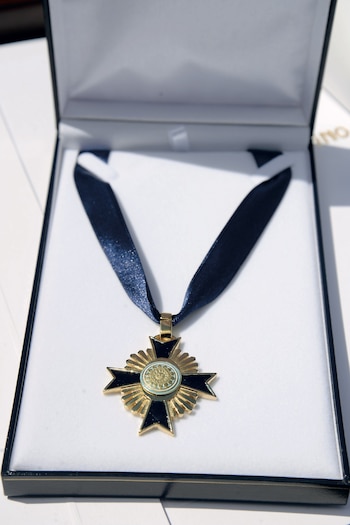 La medalla que le entregaron