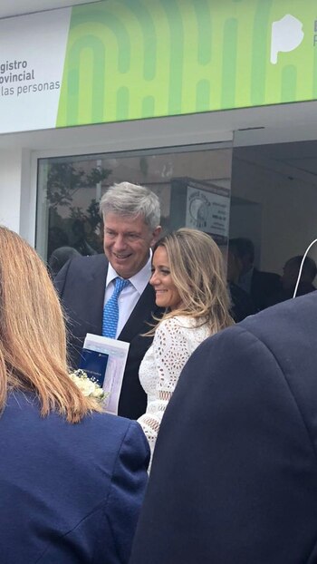 Felices, con la libreta en