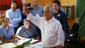 Sebastián Piñera deposita su voto