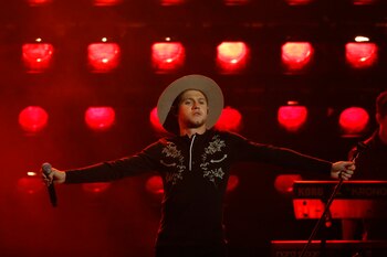 Niall Horan cantó “Slow Hands.”