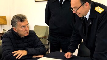 El presidente Macri escucha las