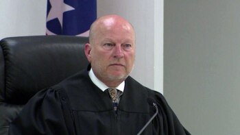 El juez Sam Benningfield fue