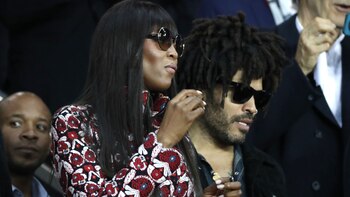 Naomi Campbell y Lenny Kravitz viendo