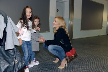 Eliana junto a sus hijas.