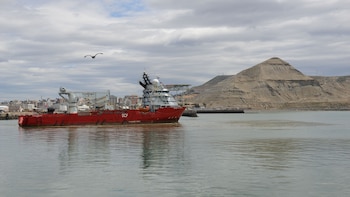 La partida del Skandi Patagonia (Walter Calderon)