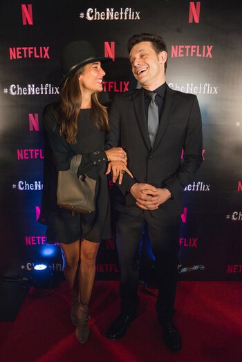 Juana Viale junto al director