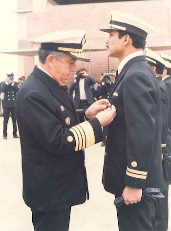 En 1990, Cotrina fue condecorado