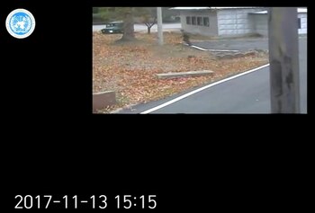 Un soldado norcoreano va en