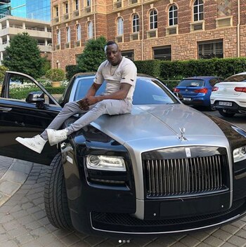 Genius Kadungure sobre un Rolls