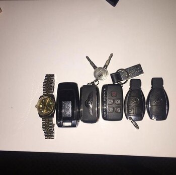 Las llaves de sus autos