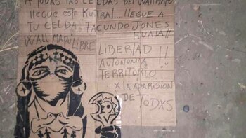 Uno de los carteles dejado