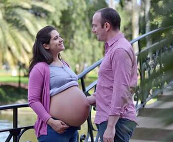 El tripulante Víctor Maroli junto a su mujer