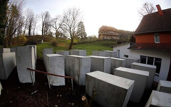 El memorial se ubica justo