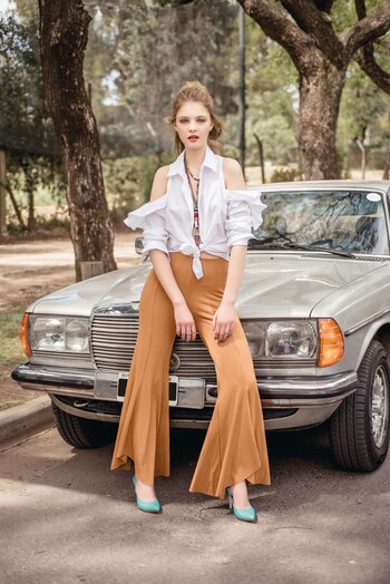 Camisa con hombros al descubierto