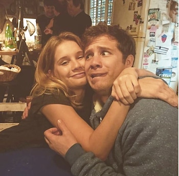 Junto a su hermana, Jazmín.