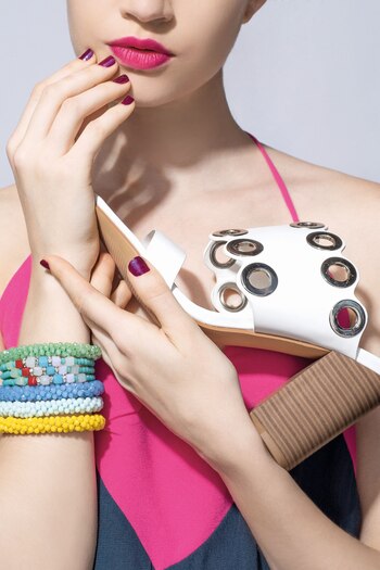 Sandalias de cuero con arandelas