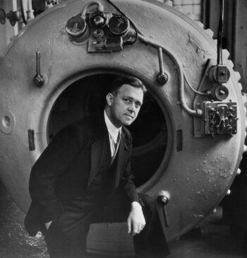 Charles Momsen frente a la