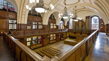 La directora de la institución,