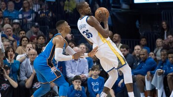 Russell Westbrook intentando controlar a