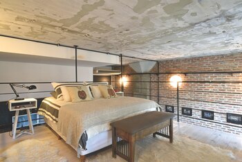 Totalmente contenido por unas finas