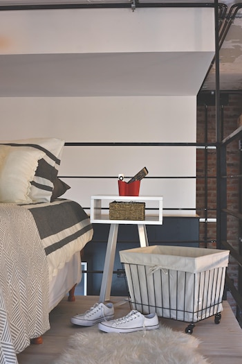 A los pies, un banco