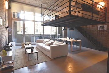 El living ofrece un sofá