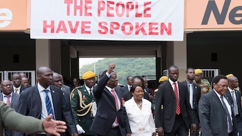 Emmerson Mnangagwa entra al Estadio