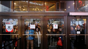 La gente se reúne en