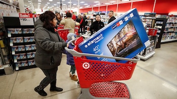 Un cliente navega por los