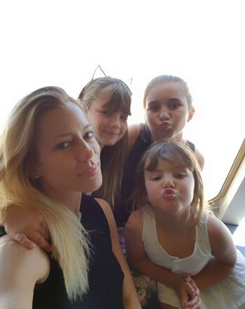 Nicole y sus tres hijas.