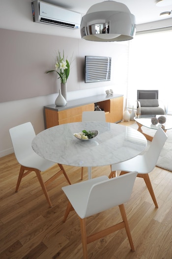 Mesa Saarinen con tapa de