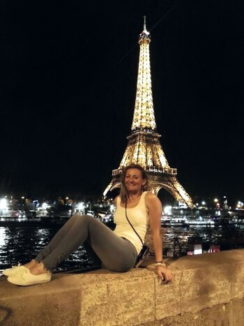 En la Torre Eiffel, feliz.