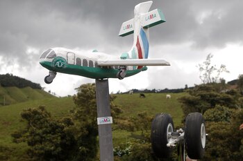 Un pequeño avión en homenaje