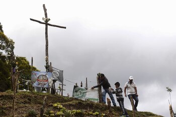 Cruces y banderas recuerdan a