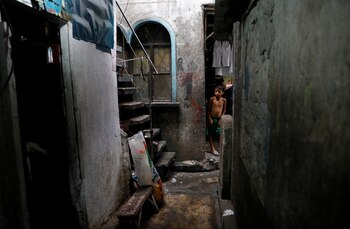 Un niño observa el lugar