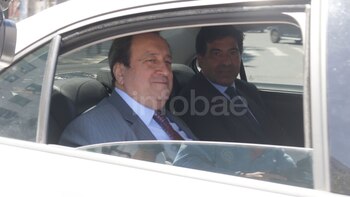 El ex jefe de la AFIP Ricardo Echegaray, a la salida de Comodoro Py junto a su abogado, León Arslanián
