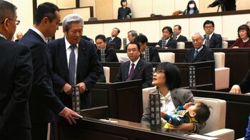 Yuka Ogata es increpada por