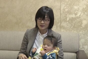 Yuka Ogata con su hijo