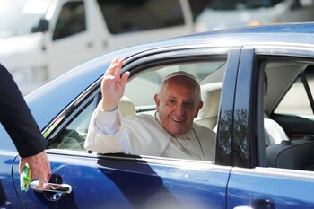 El papa Francisco saluda a