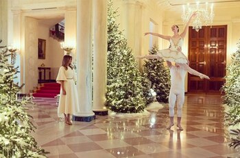 Melania Trump viendo un fragmento