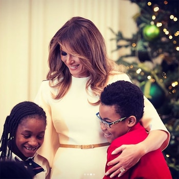 Melania con los niños en