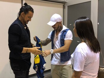 El futbolista le obsequió su