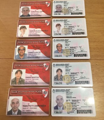 Algunos de los carnets que