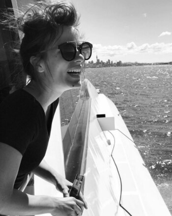 A bordo, Gime luciendo feliz