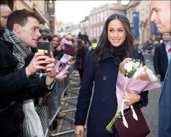 Meghan Markle revolucionó las calles de Nottingha, se la vio fresca y relajada adaptada a su nueva función